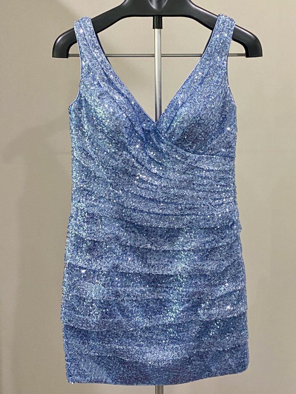 DAVE AND JOHNNY Ice Blue Sequin Mini Dress Size 9/10 US